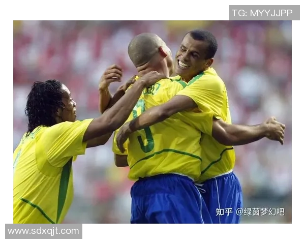 猜球星难足球风云：挑战你的足球知识极限，揭秘顶级球员背后的故事