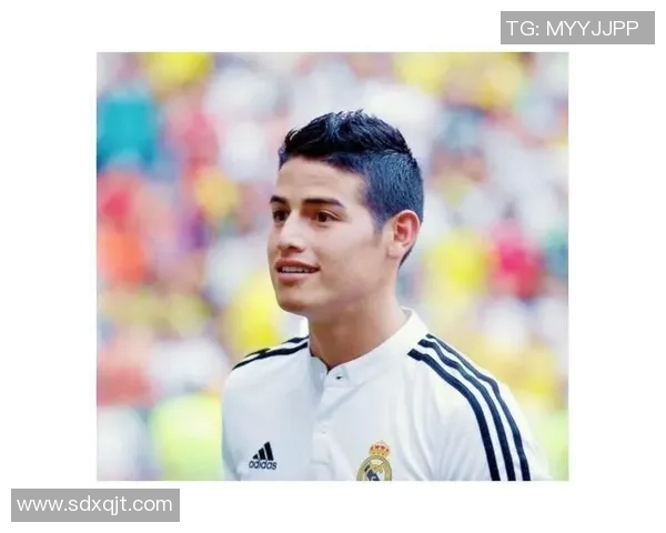 足球杯球星女儿成长故事揭示背后不为人知的艰辛与荣耀 足球杯球星女儿成长故事揭示背后不为人知的艰辛与荣耀